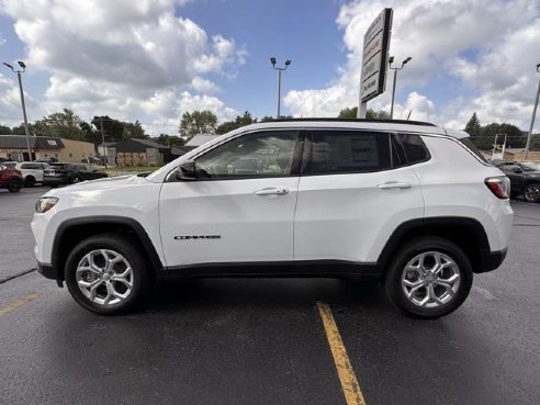 2024 Jeep Compass Latitude White, Dixon, IL