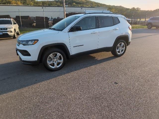 2023 Jeep Compass Latitude White, Boscobel, WI